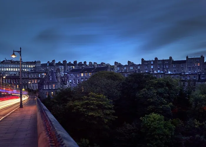 Edinburgh hotels near Gladstone's Land